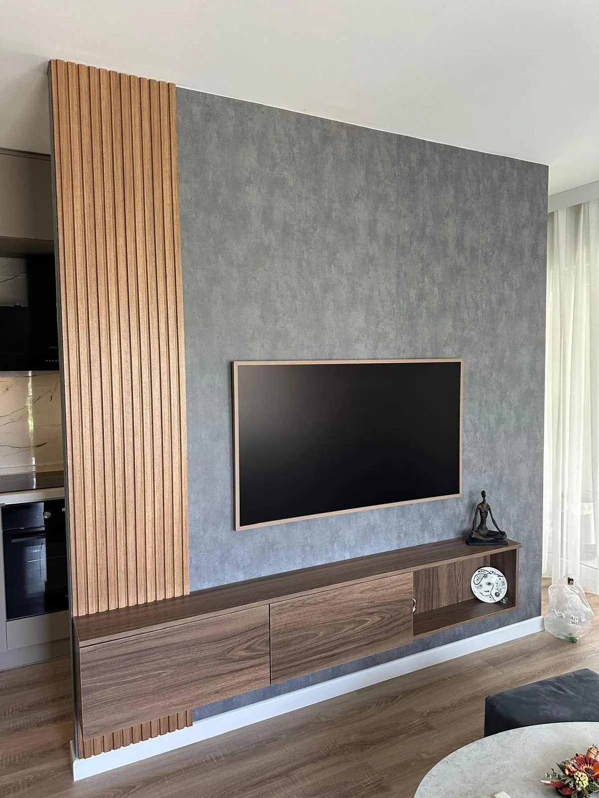 Dikey ahşap çıtalı TV ünitesi uygulaması
